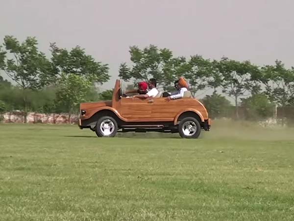 ഇന്ത്യന്‍ ആശാരി മരംകൊണ്ടു പണിത കാറിനെ ലോകം വാഴ്ത്തുന്നു