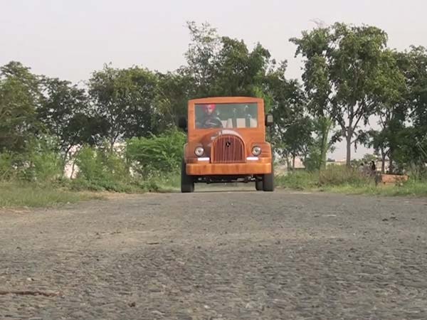 ഇന്ത്യന്‍ ആശാരി മരംകൊണ്ടു പണിത കാറിനെ ലോകം വാഴ്ത്തുന്നു