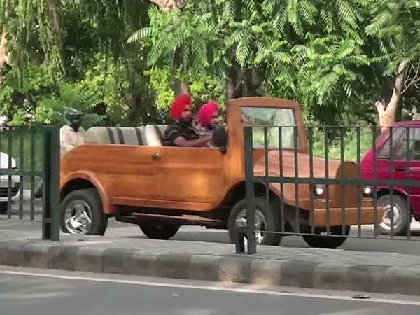 ഇന്ത്യന്‍ ആശാരി മരംകൊണ്ടു പണിത കാറിനെ ലോകം വാഴ്ത്തുന്നു