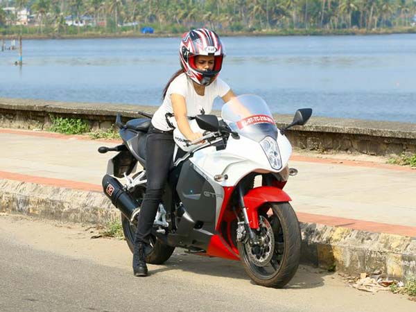 ഇന്ത്യയുടെ ഏക പെണ്‍ കാര്‍-ബൈക്ക് റേസിങ് ചാമ്പ്യനെ കാണാം