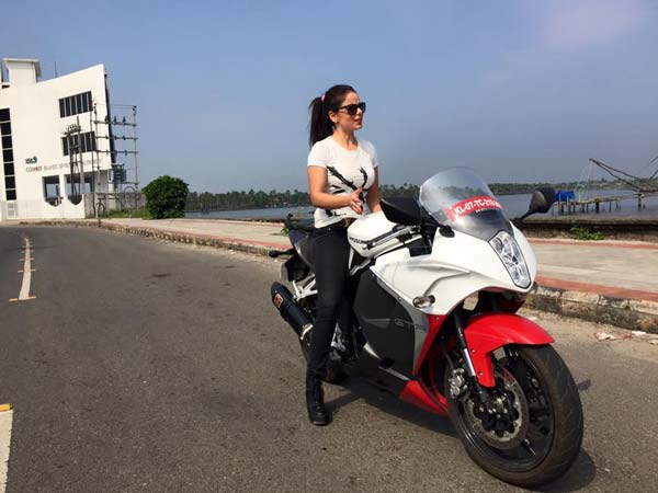 ഇന്ത്യയുടെ ഏക പെണ്‍ കാര്‍-ബൈക്ക് റേസിങ് ചാമ്പ്യനെ കാണാം