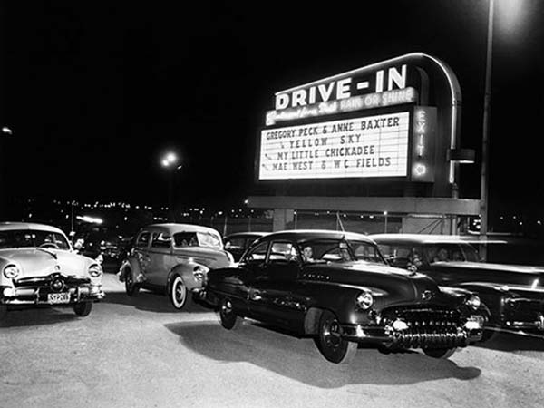 ഡ്രൈവ് ഇന്‍ തിയേറ്ററുകളെപ്പറ്റി കേട്ടിട്ടുണ്ടോ?