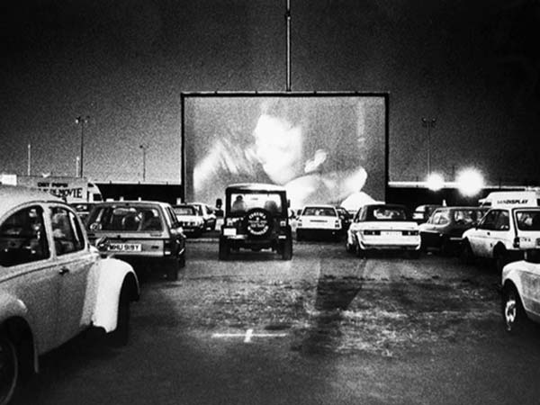 ഡ്രൈവ് ഇന്‍ തിയേറ്ററുകളെപ്പറ്റി കേട്ടിട്ടുണ്ടോ?