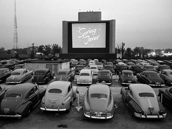 ഡ്രൈവ് ഇന്‍ തിയേറ്ററുകളെപ്പറ്റി കേട്ടിട്ടുണ്ടോ?