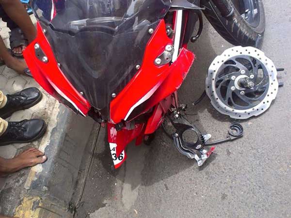 ബജാജ് പൾസറിന്റെ അലോയ് വീൽ ഓടുന്നതിനിടെ തകർന്നു!