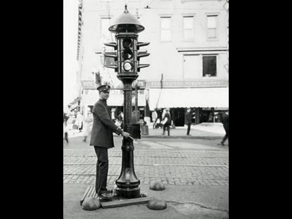 ട്രാഫിക് ലൈറ്റുകൾ നിലവിൽ വന്നിട്ട് 100 വർഷം