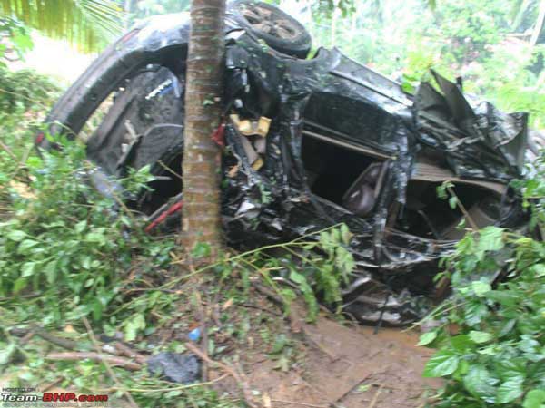 മഹീന്ദ്ര എക്സ്‌യുവി അപകടം: സൈഡ് എയർബാഗുകൾ പ്രവർത്തിച്ചില്ലെന്ന്