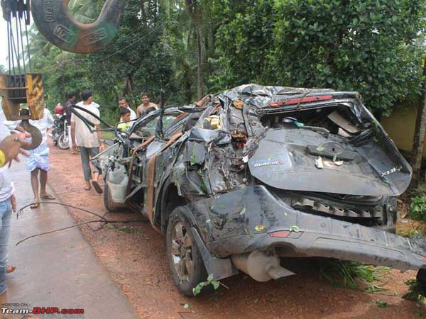 മഹീന്ദ്ര എക്സ്‌യുവി അപകടം: സൈഡ് എയർബാഗുകൾ പ്രവർത്തിച്ചില്ലെന്ന്