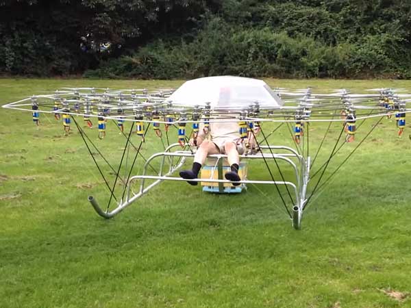 54 ആളില്ലാവിമാനങ്ങൾ കൊണ്ട് ഒരു ഹെലികോപ്റ്റർ