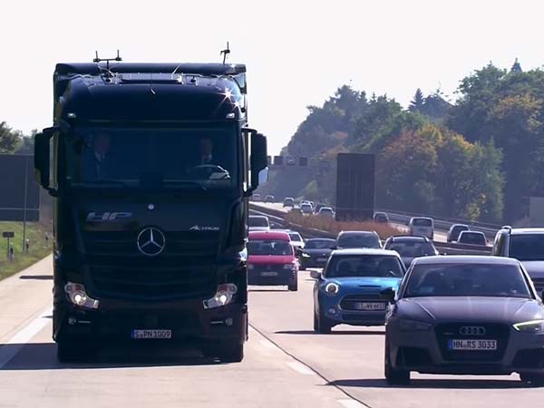 ഡൈംലർ ട്രക്ക് ഡ്രൈവറില്ലാതെ 14 കിലോമീറ്റർ സഞ്ചരിച്ചു