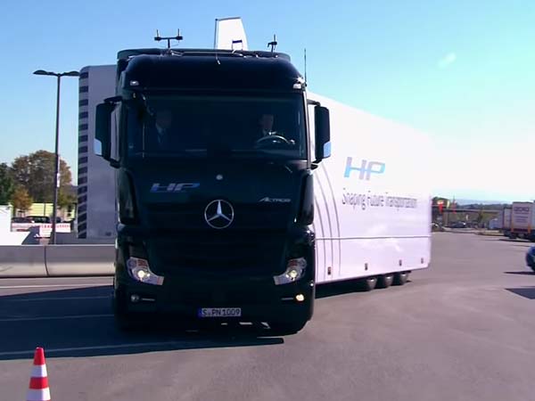 ഡൈംലർ ട്രക്ക് ഡ്രൈവറില്ലാതെ 14 കിലോമീറ്റർ സഞ്ചരിച്ചു