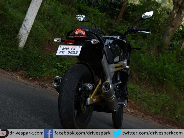 പിന്നിലിരുന്നുള്ള യാത്ര