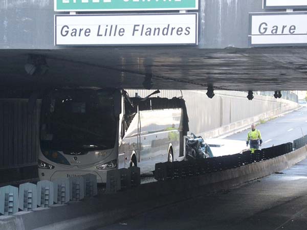 ഉയരം കുറഞ്ഞ ടണലിലേക്ക് ടൂർ ബസ്സ് ഇടിച്ചുകയറിയപ്പോൾ