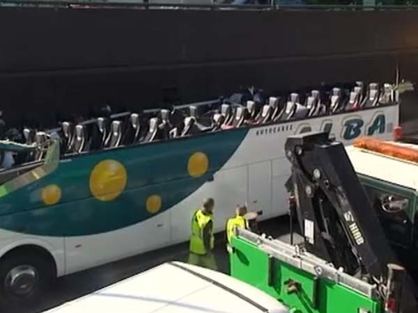 ഉയരം കുറഞ്ഞ ടണലിലേക്ക് ടൂർ ബസ്സ് ഇടിച്ചുകയറിയപ്പോൾ