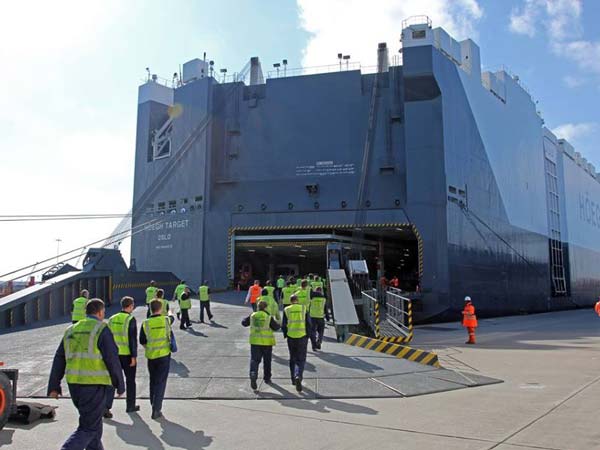 8500 കാറുകളുമായി ഈ കപ്പലെത്തിയാൽ 42 കിമി ട്രാഫിക് ജാം!