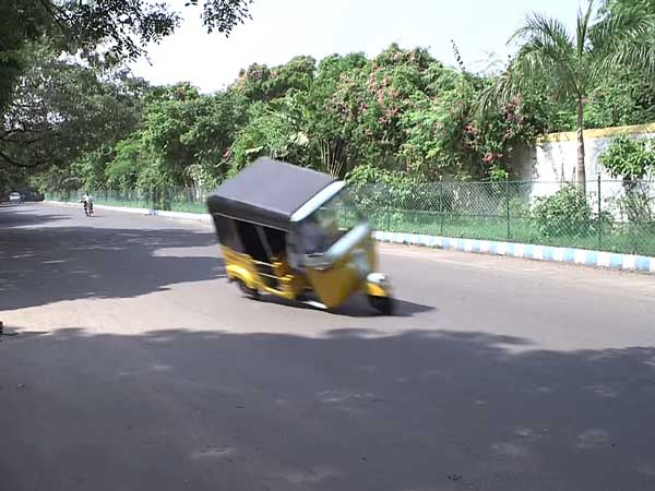 ഓട്ടോറിക്ഷ രണ്ട് വീലിൽ ഓടിച്ച് തമിഴ്നാട്ടുകാരൻ ഗിന്നസ് റെക്കോഡിട്ടു