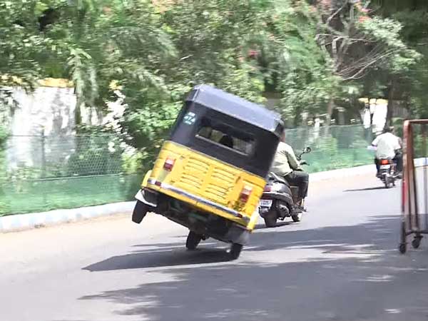 ഓട്ടോറിക്ഷ രണ്ട് വീലിൽ ഓടിച്ച് തമിഴ്നാട്ടുകാരൻ ഗിന്നസ് റെക്കോഡിട്ടു