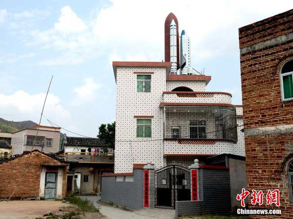 ചൈനീസ് നാട്ടുമ്പുറത്തുകാരൻ‌ ടെറസ്സിൽ റോക്കറ്റുണ്ടാക്കി!