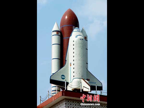 ചൈനീസ് നാട്ടുമ്പുറത്തുകാരൻ‌ ടെറസ്സിൽ റോക്കറ്റുണ്ടാക്കി!