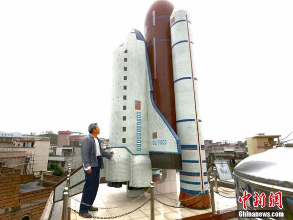 ചൈനീസ് നാട്ടുമ്പുറത്തുകാരൻ‌ ടെറസ്സിൽ റോക്കറ്റുണ്ടാക്കി!