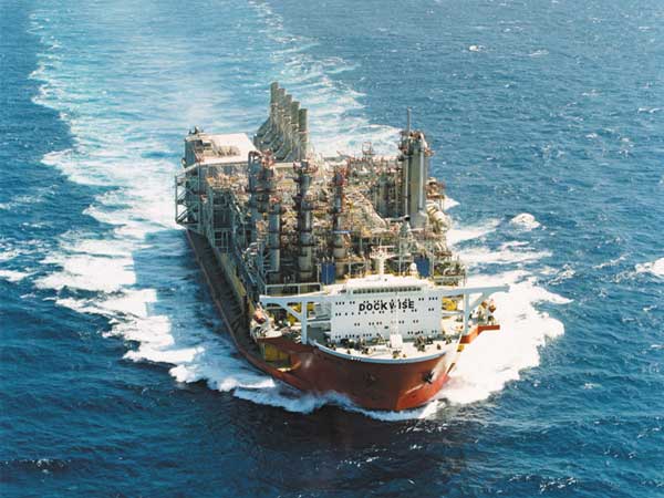 കപ്പലുകളെ കൊണ്ടുപോകുന്ന ഒരു ഒന്നൊന്നര കപ്പൽ!