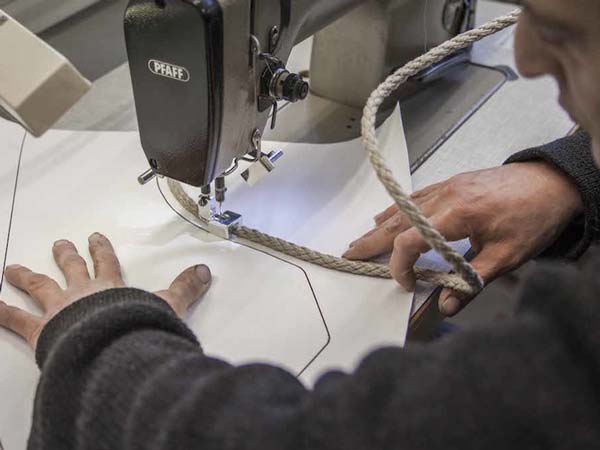 കാറിന്റെ ബോഡിയിൽ പുൽത്തകിടിയുമായി ഫോർടു