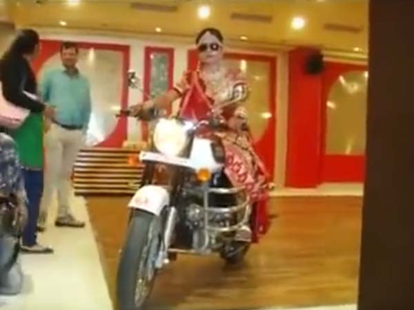 കാണൂ ബുള്ളറ്റിലുള്ള വധുവിന്റെ രംഗപ്രവേശം!