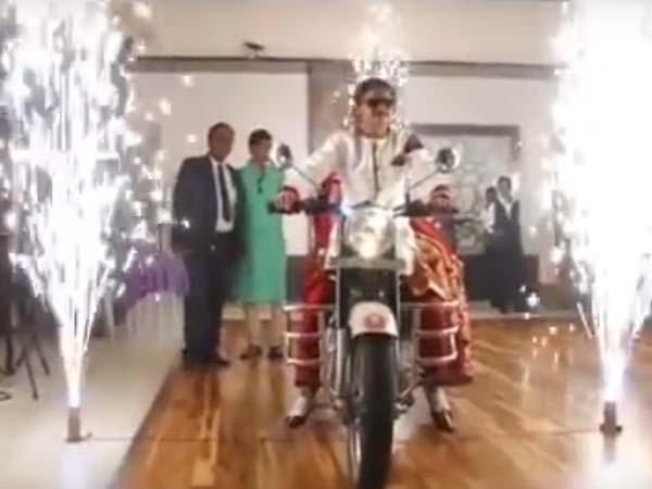 കാണൂ ബുള്ളറ്റിലുള്ള വധുവിന്റെ രംഗപ്രവേശം!