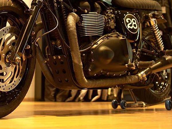 ട്രയംഫ് ബോൺവില്ലെ- ദുൽക്കർ സൽമാന്റെ അഭിരുചിക്കൊത്തരു ബൈക്ക്