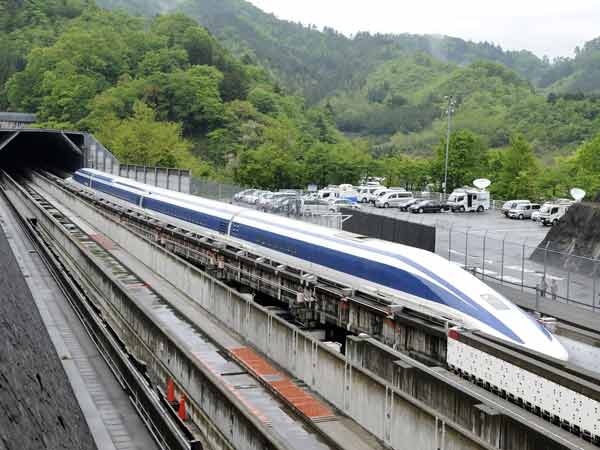 ഇന്ത്യയിലെ ആദ്യത്തെ ബുള്ളറ്റ് ട്രെയിനിന് പച്ചക്കൊടി വീശി..