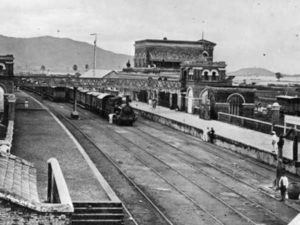 16.ആദ്യത്തെ റെയിൽറോഡ്