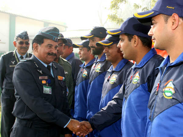 പാരാഗ്ലൈഡിംഗിൽ ദേശീയ റെക്കോർഡ് തീർത്ത് ഇന്ത്യൻ വ്യോമസേന