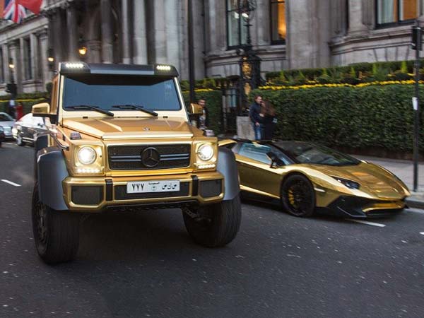 ലണ്ടൻ ചുറ്റിയടിക്കാനെത്തിയ സൗദിക്കാരനും ഒപ്പം 4 സ്വർണകാറുകളും