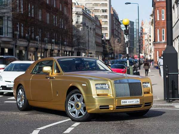 ലണ്ടൻ ചുറ്റിയടിക്കാനെത്തിയ സൗദിക്കാരനും ഒപ്പം 4 സ്വർണകാറുകളും