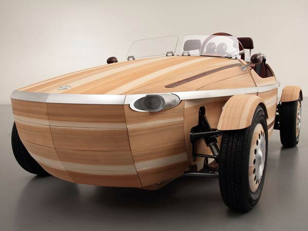 തടിയിൽ തീർത്തൊരു ടൊയോട്ട കാർ