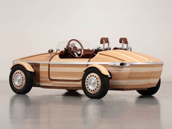 തടിയിൽ തീർത്തൊരു ടൊയോട്ട കാർ