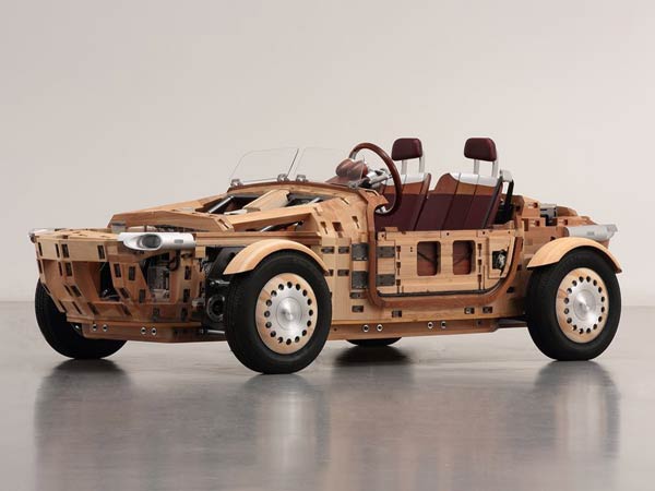 തടിയിൽ തീർത്തൊരു ടൊയോട്ട കാർ