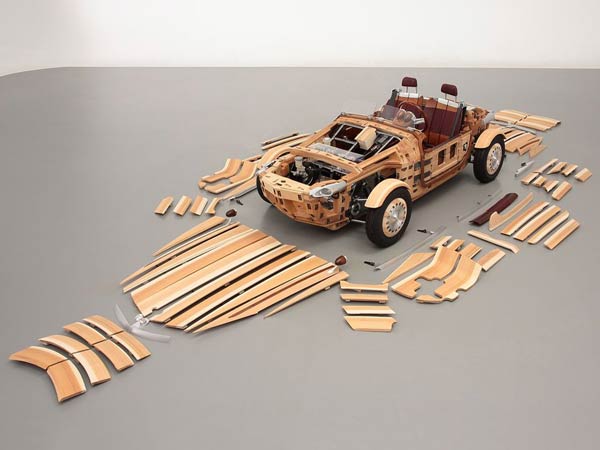 തടിയിൽ തീർത്തൊരു ടൊയോട്ട കാർ