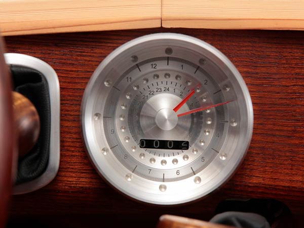 തടിയിൽ തീർത്തൊരു ടൊയോട്ട കാർ