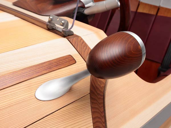 തടിയിൽ തീർത്തൊരു ടൊയോട്ട കാർ