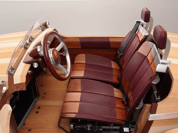 തടിയിൽ തീർത്തൊരു ടൊയോട്ട കാർ