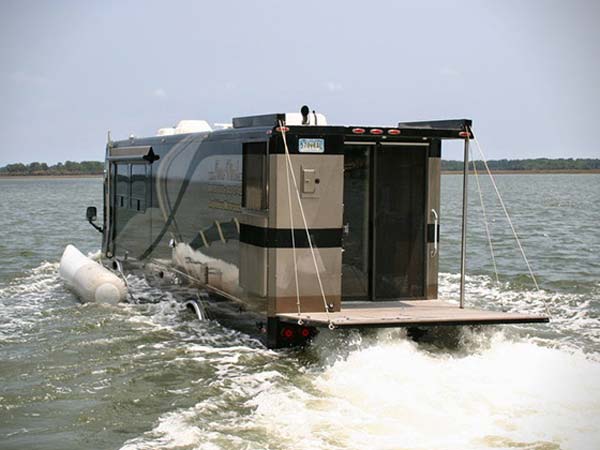 ഈ ബസ് കരയിൽ മാത്രമല്ല വെള്ളത്തിലും ഓടും 