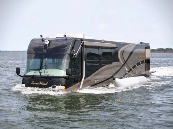 ഈ ബസ് കരയിൽ മാത്രമല്ല വെള്ളത്തിലും ഓടും 