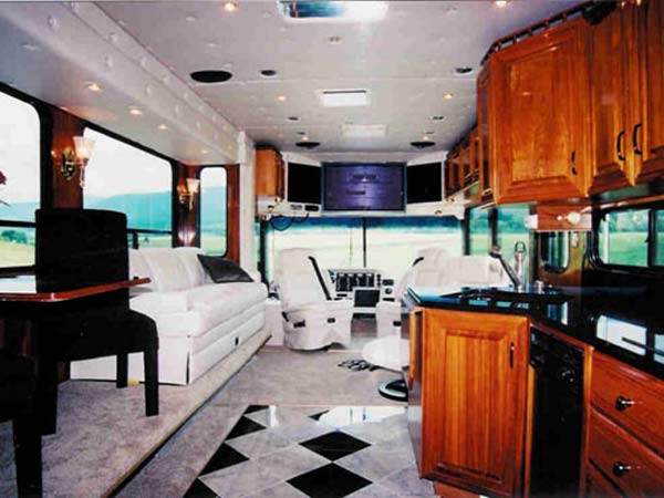 ഈ ബസ് കരയിൽ മാത്രമല്ല വെള്ളത്തിലും ഓടും 