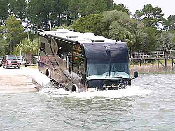 ഈ ബസ് കരയിൽ മാത്രമല്ല വെള്ളത്തിലും ഓടും 