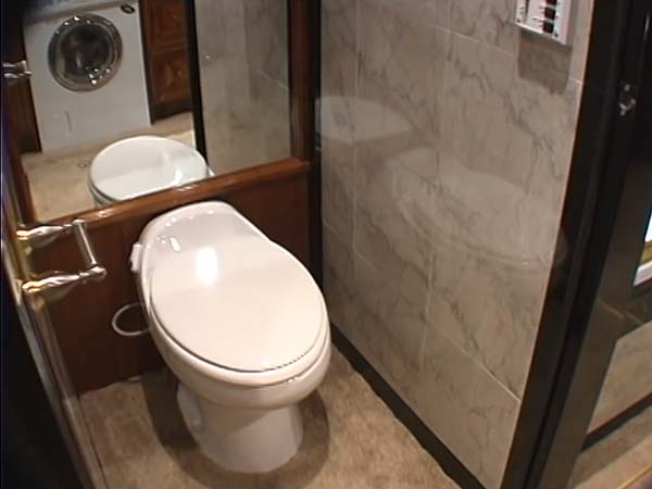 ഈ ബസ് കരയിൽ മാത്രമല്ല വെള്ളത്തിലും ഓടും 