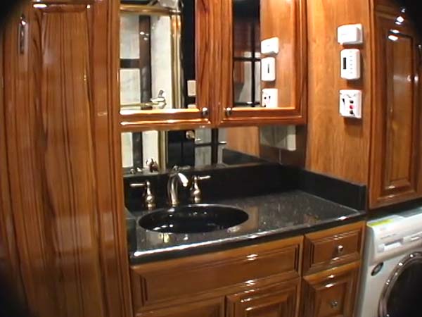 ഈ ബസ് കരയിൽ മാത്രമല്ല വെള്ളത്തിലും ഓടും 