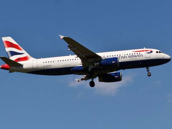 ലാന്റിംഗിനിടെ വിമാനത്തിൽ ഡ്രോൺ ഇടിച്ചു; വൻ ദുരന്തമൊഴിവായി