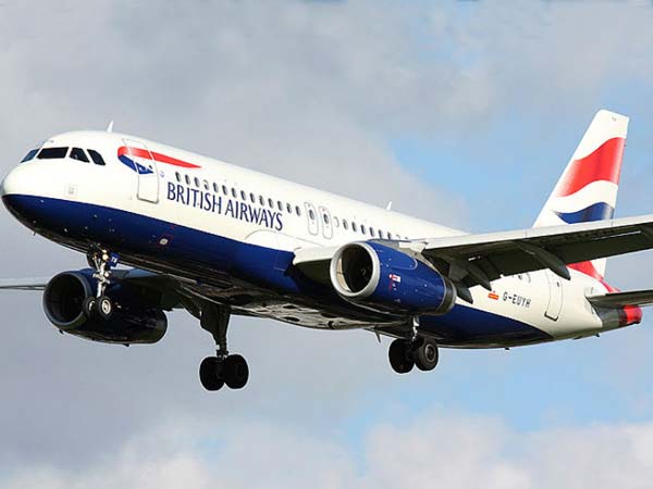 ലാന്റിംഗിനിടെ വിമാനത്തിൽ ഡ്രോൺ ഇടിച്ചു; വൻ ദുരന്തമൊഴിവായി