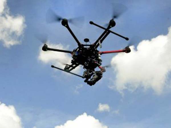 ലാന്റിംഗിനിടെ വിമാനത്തിൽ ഡ്രോൺ ഇടിച്ചു; വൻ ദുരന്തമൊഴിവായി